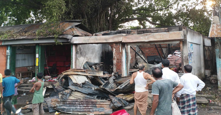 মাধবপুরে ভয়াবহ অগ্নিকান্ডে ৪ দোকান পুড়ে ছাই 